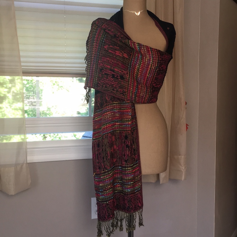 Beautiful reversible scarf, very soft. 71 “